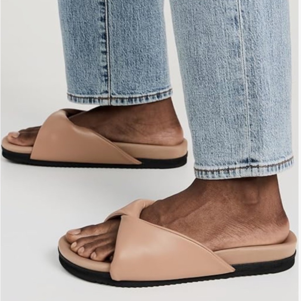 Roam sandals new in box